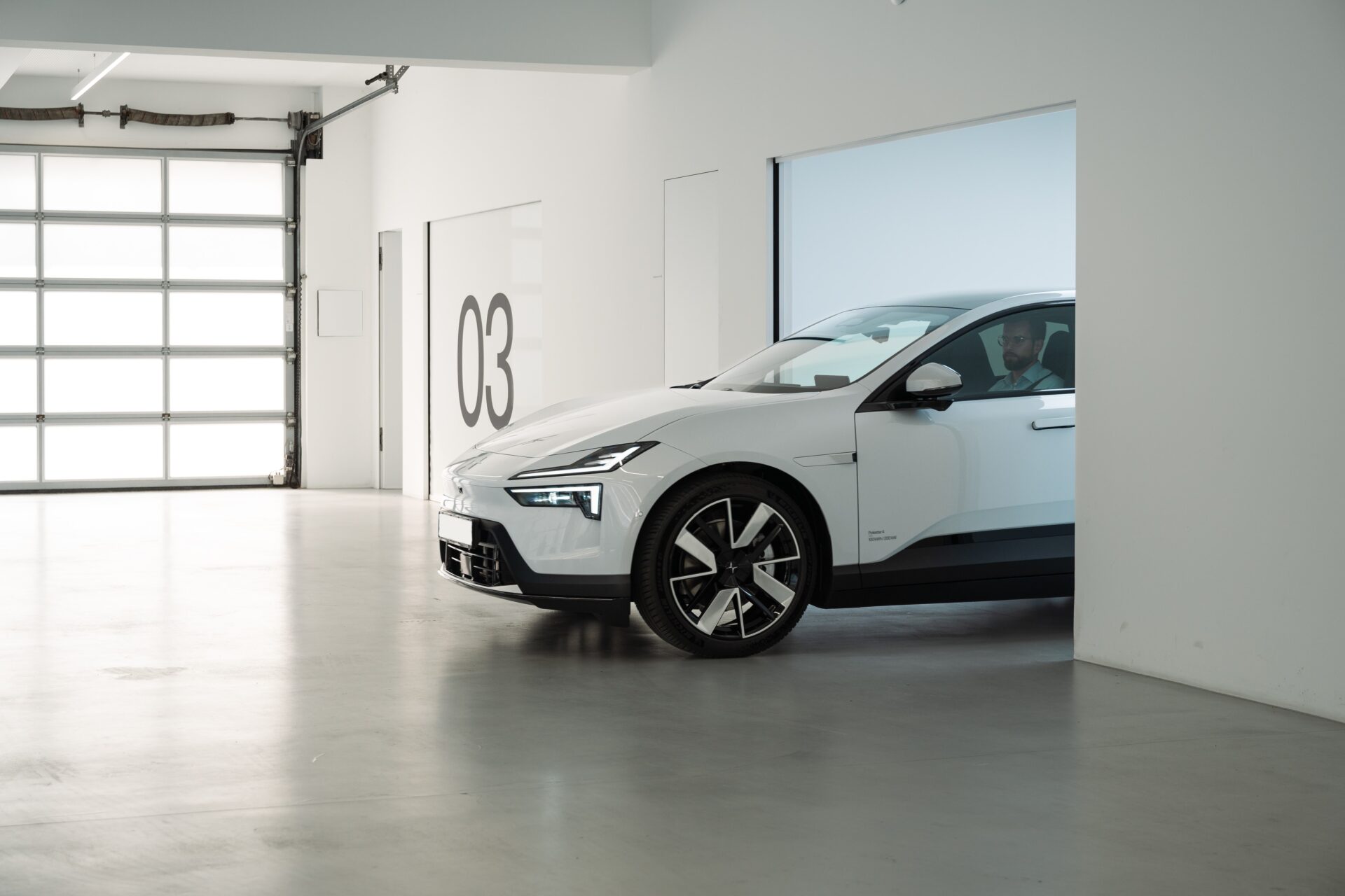 683304_20240820_Polestar_delivers_first_customer_Polestar_4_SUV_coup_s_in_Europe