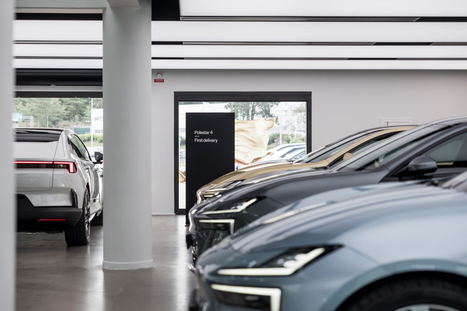 683308_20240820_Polestar_delivers_first_customer_Polestar_4_SUV_coup_s_in_Europe