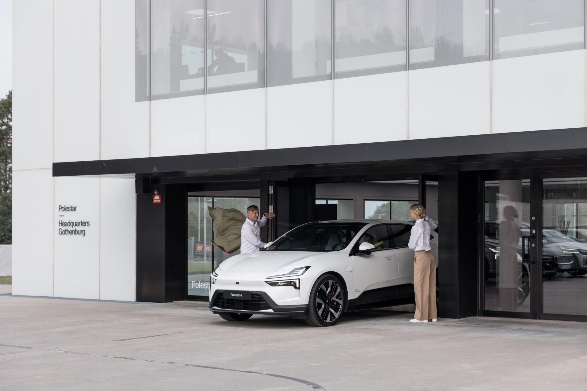 683316_20240820_Polestar_delivers_first_customer_Polestar_4_SUV_coup_s_in_Europe