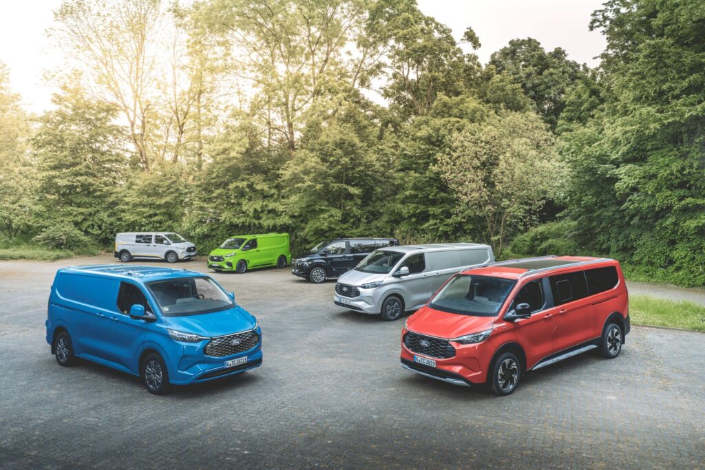 Europas Marktführer in der 1,0-Tonnen-Klasse, der Ford Transit Custom, tritt nun als rein elektrischer E-Transit Custom seinen Dienst bei den Kunden an. Auch die Fertigung des Transit Custom PHEV hat bereits begonnen
Foto: Ford