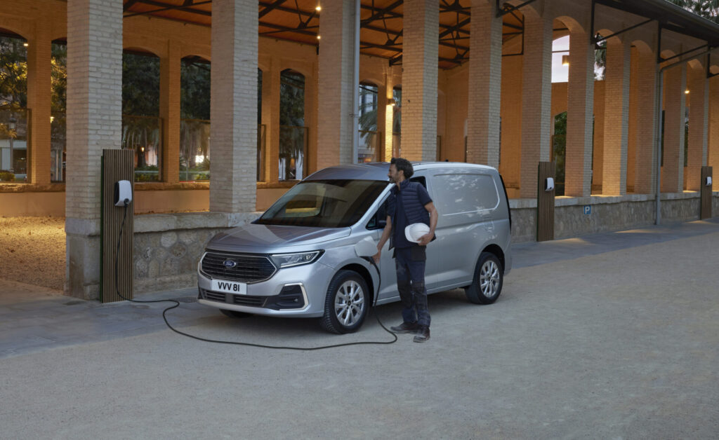 Auch die Plug-in-Hybridversion des Transit Connect feiert auf der diesjährigen IAA Transportation ihr Europadebüt. Sie überzeugt mit einer besonders konkurrenzfähigen elektrischen Reichweite von bis zu 118 Kilometern
Foto: Ford