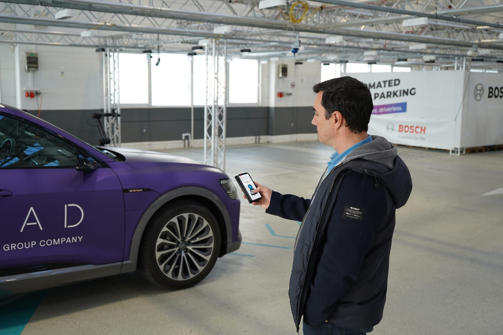 Automated Valet Parking: Bosch lässt VW autonom zur Ladesäule fahren
