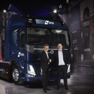 Volvo Trucks sichert sich Großauftrag über 100 Elektro-LKW für DFDS