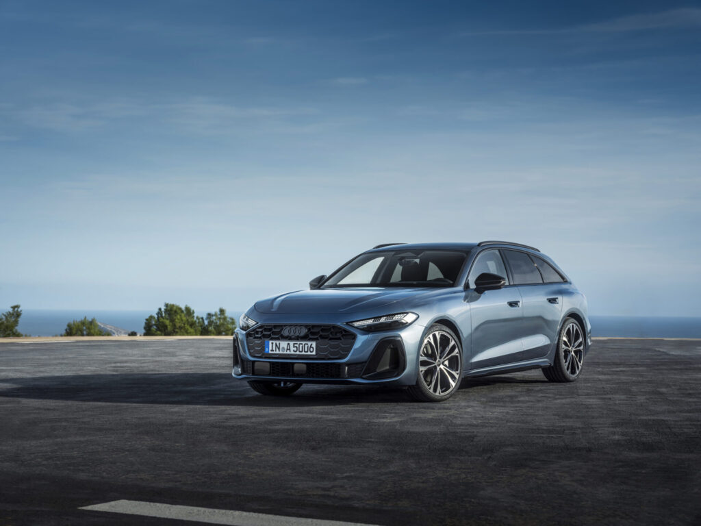 Static photo,
Colour: Horizon Blue metallic

The Panoramic glass roof with switchable transparency is expected to be available in Germany from the fourth quarter of 2024. For the exact launch date, please contact your Audi partner.