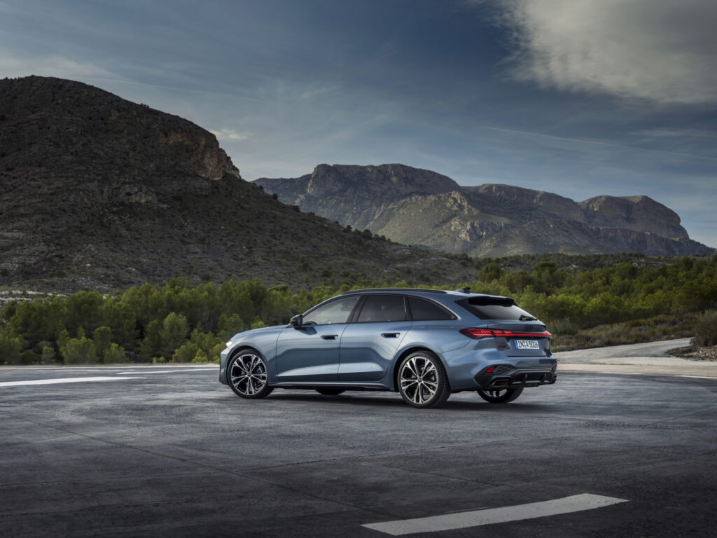 Static photo,
Colour: Horizon Blue metallic

The Panoramic glass roof with switchable transparency is expected to be available in Germany from the fourth quarter of 2024. For the exact launch date, please contact your Audi partner.