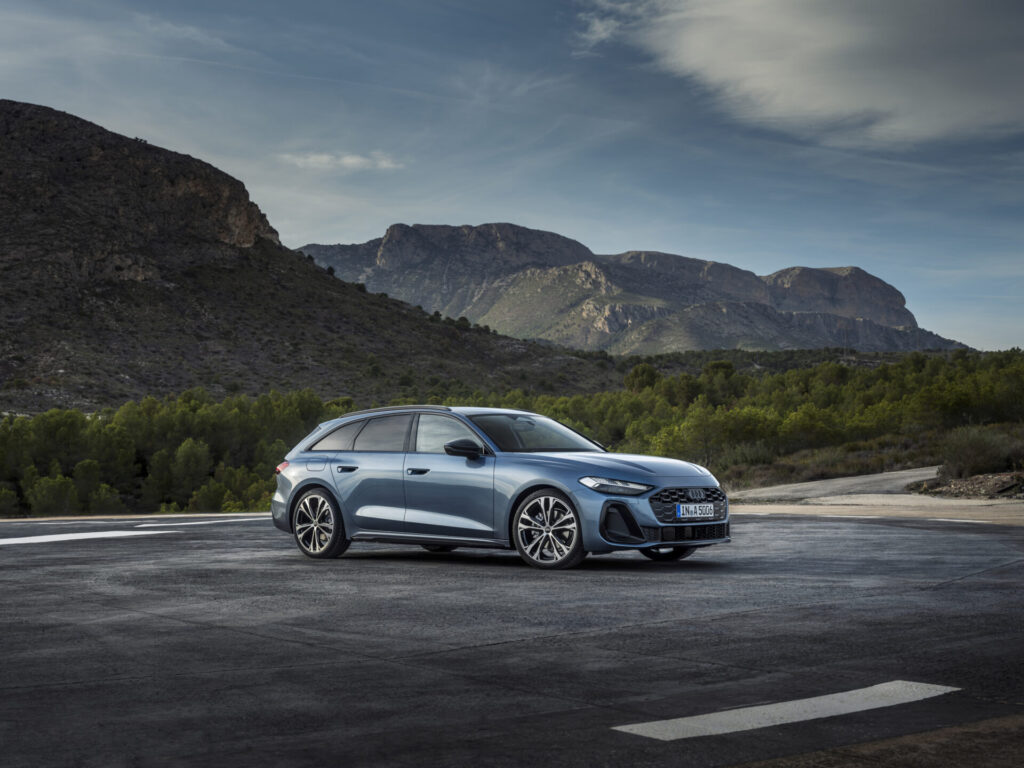 Static photo,
Colour: Horizon Blue metallic

The Panoramic glass roof with switchable transparency is expected to be available in Germany from the fourth quarter of 2024. For the exact launch date, please contact your Audi partner.