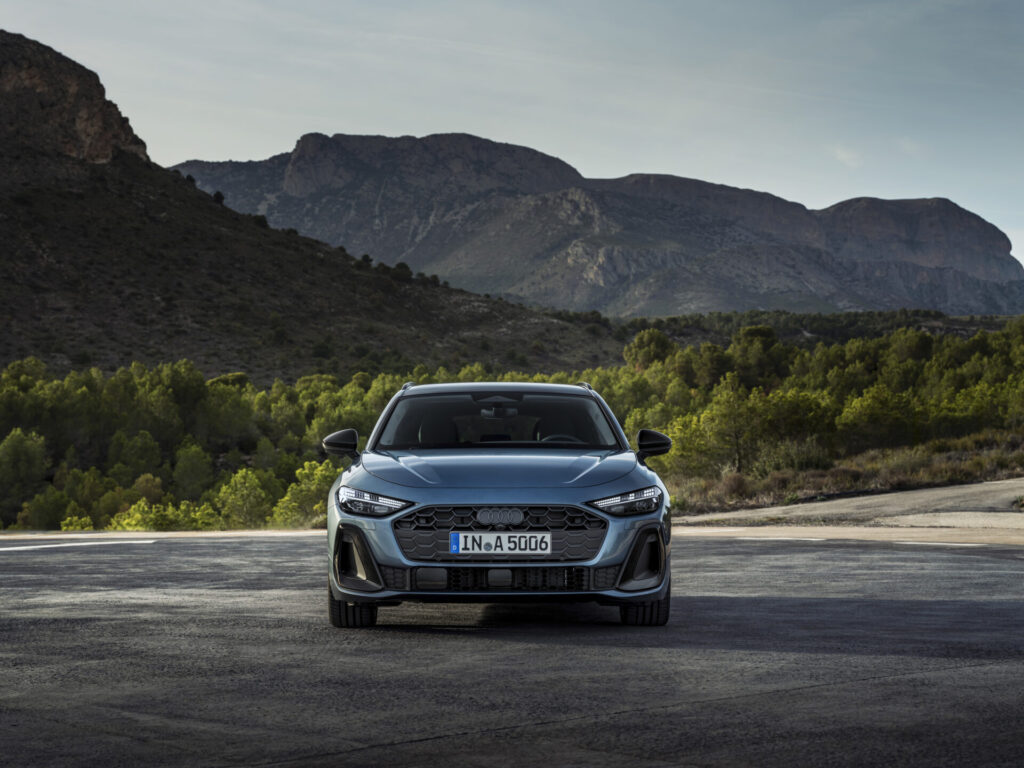 Static photo,
Colour: Horizon Blue metallic

The Panoramic glass roof with switchable transparency is expected to be available in Germany from the fourth quarter of 2024. For the exact launch date, please contact your Audi partner.