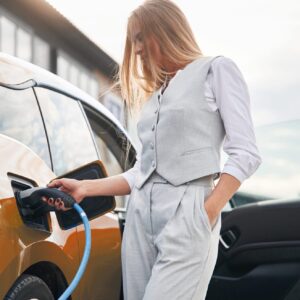 Auch bei Elektrofahrzeugen: UVV-Fahrzeugprüfung & Fahrerunterweisung