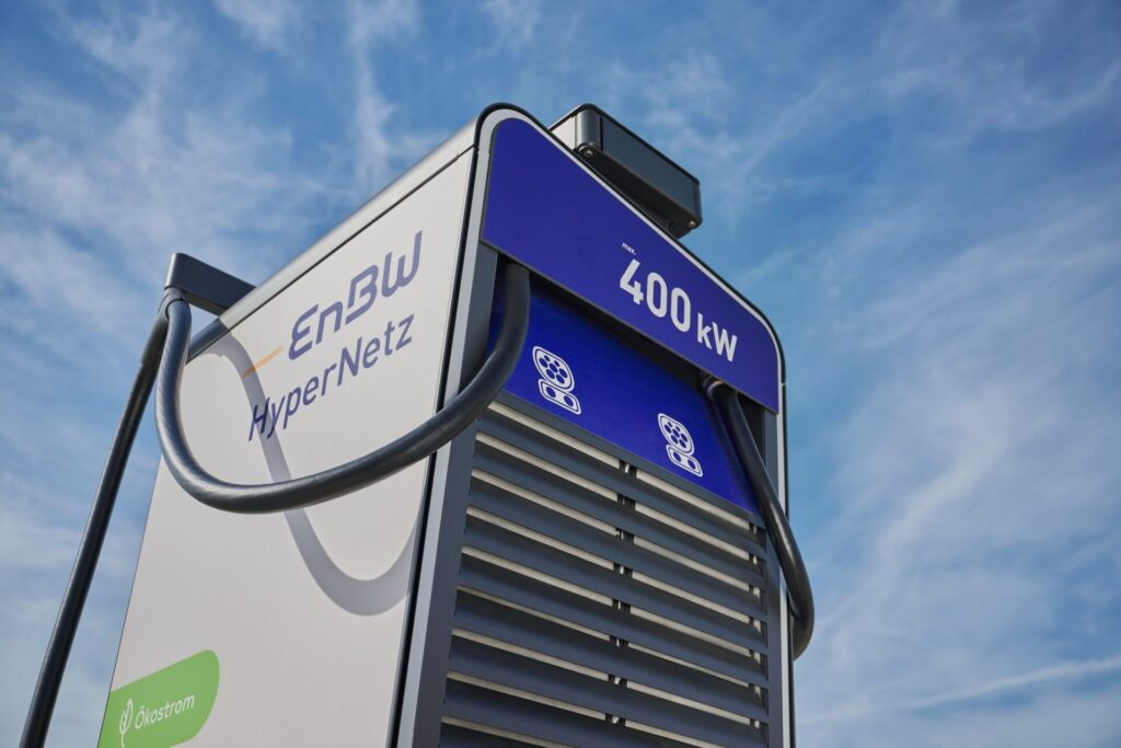 Die EnBW hat mit dem Bau eines weiteren großen Schnellladeparks für E-Autos mit Solardach begonnen. (Beispielbild; Quelle EnBW, Fotograf Endre Dulic)