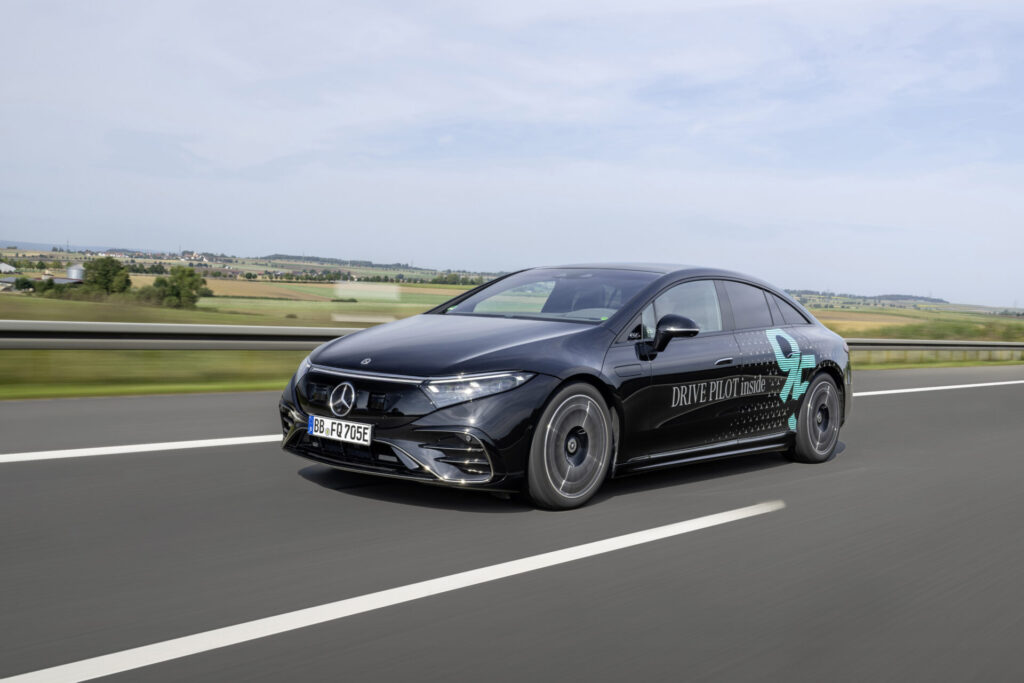 Mit einem Vorausfahrer kann DRIVE PILOT auf der rechten Spur die Fahraufgabe auf deutschen Autobahnen bis zu 95 km/h übernehmen. 

DRIVE PILOT can take over the dynamic driving taks on the right lane of the German motorways up to a speed of 95km/h while following another vehicle.