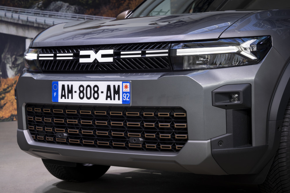 Nouveau_Dacia_Bigster_TCe_130_4x4_Extreme_Gris_Schiste_(8)_1728476106