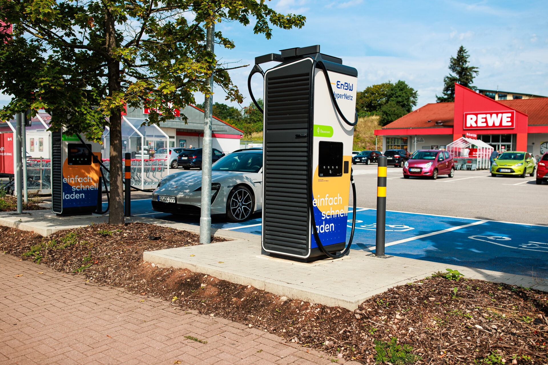 REWE-Parkplätze als Lade-Hotspot: EnBW setzt auf Schnellladeinfrastruktur