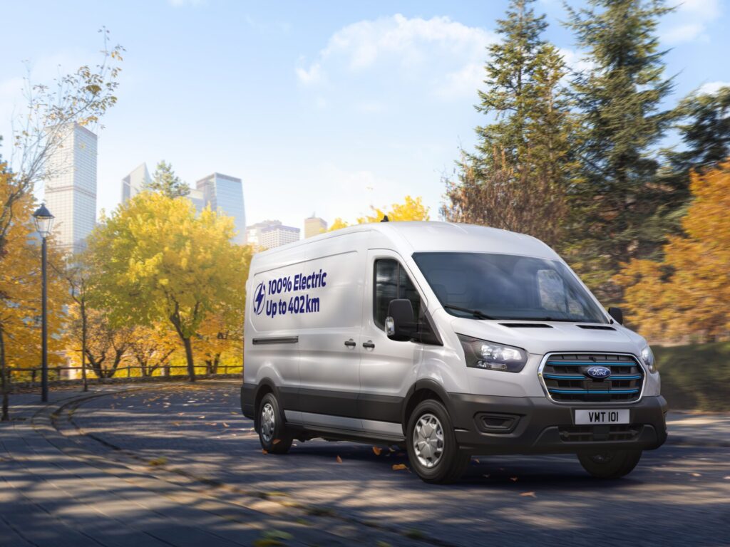 Der Ford E-Transit ist ab sofort optional mit einer 89 kWh-Batterie und einer elektrischen Reichweite von bis zu 402 Kilometern bestellbar.