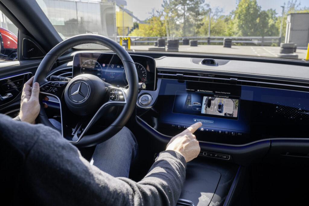 Mercedes-Benz verbessert automatisiertes Parken 

Mercedes-Benz improves automated parking