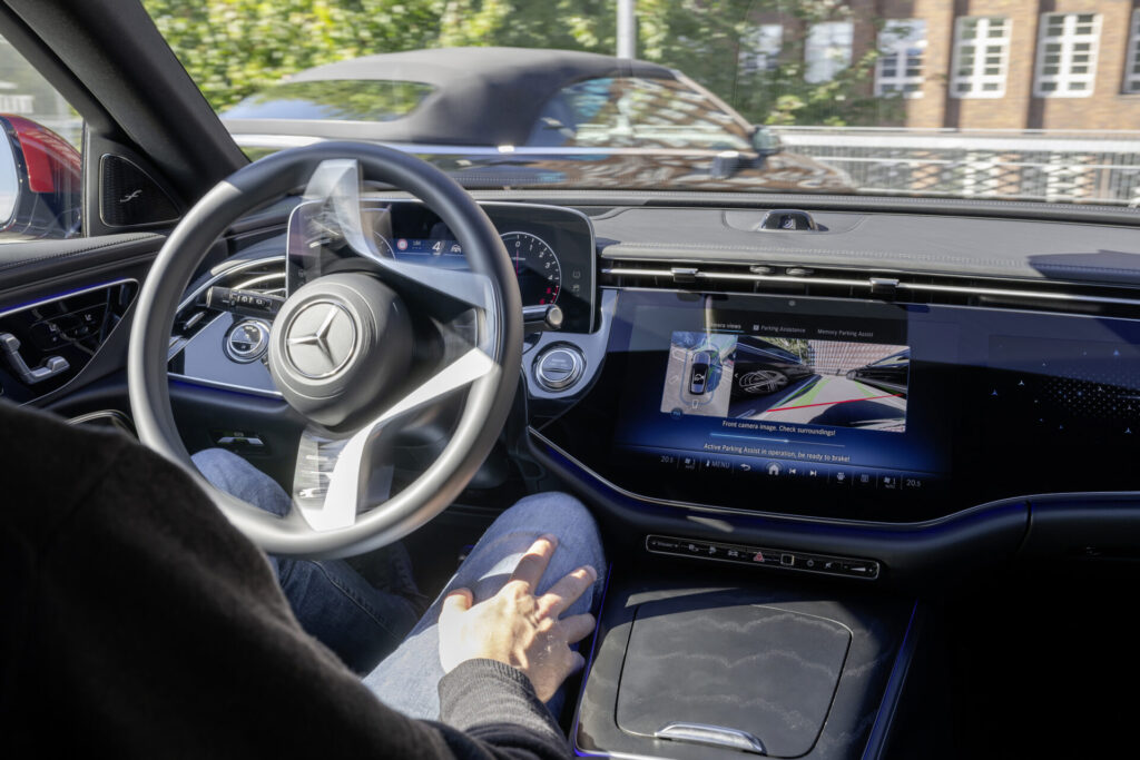 Mercedes-Benz verbessert automatisiertes Parken 

Mercedes-Benz improves automated parking