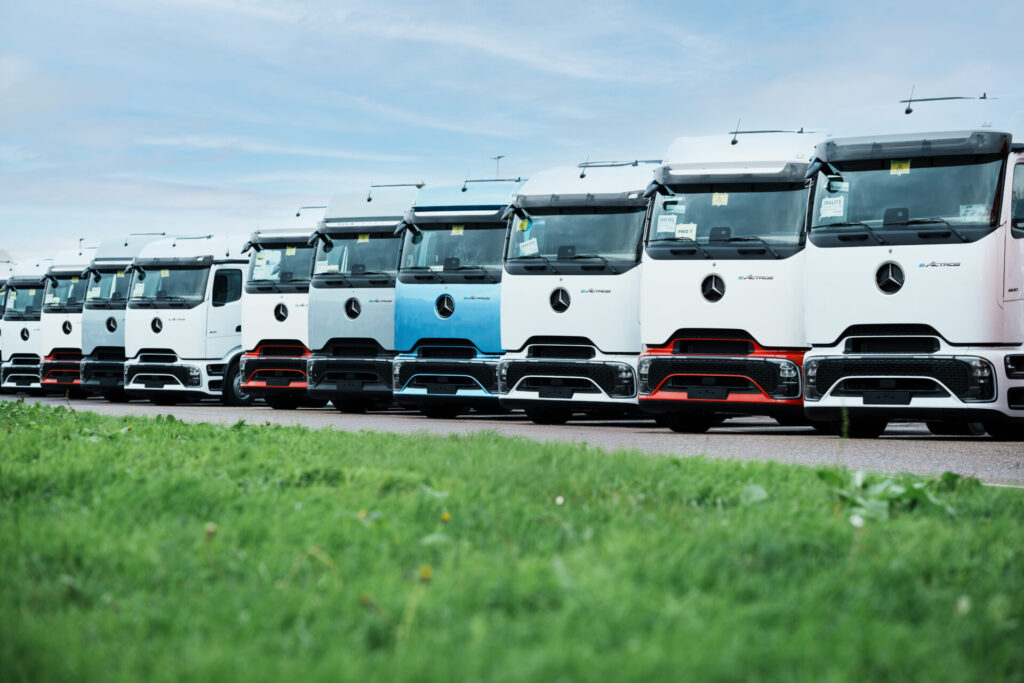 Mercedes-Benz Trucks übergibt erste eActros 600 aus Serienproduktion an Kunden in Deutschland

Mercedes-Benz Trucks hands over first series-produced eActros 600 to customers in Germany