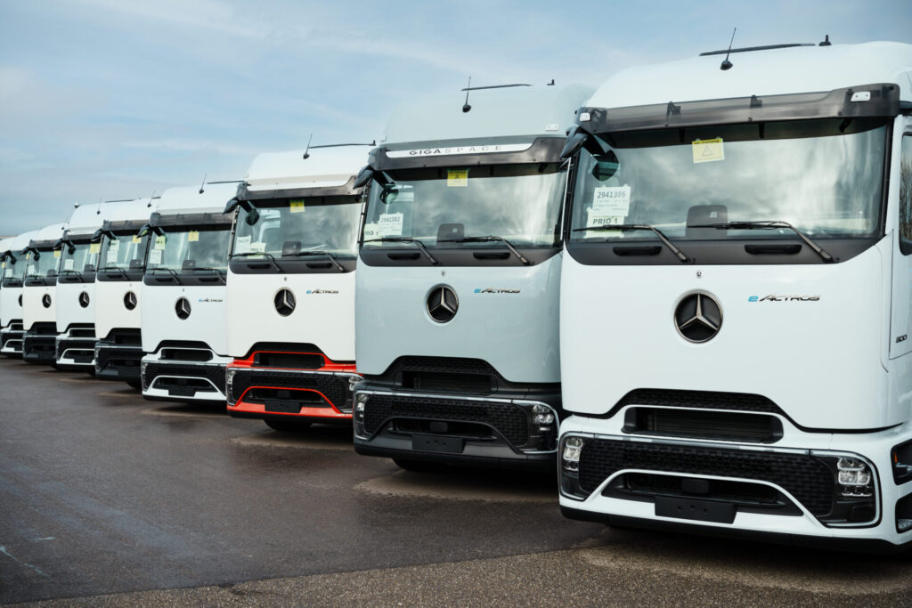 Mercedes-Benz Trucks übergibt erste eActros 600 aus Serienproduktion an Kunden in Deutschland

Mercedes-Benz Trucks hands over first series-produced eActros 600 to customers in Germany