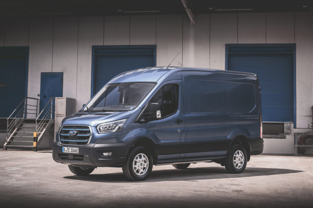 Der Ford E-Transit ist ab sofort optional mit einer 89 kWh-Batterie und einer elektrischen Reichweite von bis zu 402 Kilometern bestellbar