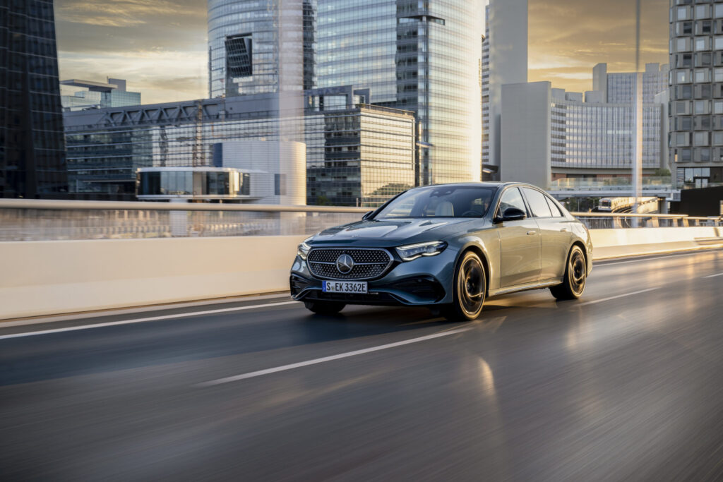 Mercedes-Benz E-Klasse | 2023: E 400 e (WLTP: Krafstoffverbrauch kombiniert, gewichtet: 0,9-0,6  l/100 km; CO₂-Emissionen kombiniert, gewichtet: 20-14 g/km; Stromverbrauch kombiniert, gewichtet: 21,5-19,2 kWh/100 km), AMG Line, Night Paket; Exterieur: verdesilber metallic; Interieur: Nappaleder nevagrau/schwarz;WLTP: Krafstoffverbrauch kombiniert, gewichtet: 0,9-0,6  l/100 km; CO₂-Emissionen kombiniert, gewichtet: 20-14 g/km; Stromverbrauch kombiniert, gewichtet: 21,5-19,2 kWh/100 km*

Mercedes-Benz E-Class | 2023: E 400 e (WLTP: Combined fuel consumption, weighted: 0.9-0.6 l/100 km; combined CO2 emissions, weighted: 20-14 g/km; combined power consumption, weighted: 21.5-19.2 kWh/100 km), AMG line, night package; exterior: verde silver metallic; interior: Nappa leather neva grey/black;WLTP: Combined fuel consumption, weighted: 0.9-0.6 l/100 km; combined CO2 emissions, weighted: 20-14 g/km; combined power consumption, weighted: 21.5-19.2 kWh/100 km*