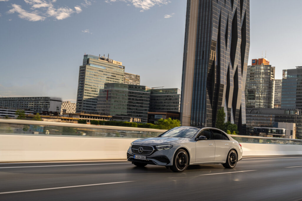 Mercedes-Benz E-Klasse | 2023: E 450 4MATIC (WLTP (vorläufige Angaben): Krafstoffverbrauch kombiniert: 8,7-7,2 l/100 km; CO₂-Emissionen kombiniert: 198-171 g/km), AMG Line, Night Paket; Exterieur: MANUFAKTUR alpingrau uni; Interieur: Nappaleder tonkabraun/schwarz;WLTP (vorläufige Angaben): Krafstoffverbrauch kombiniert: 8,7-7,2 l/100 km; CO₂-Emissionen kombiniert: 198-171 g/km*

Mercedes-Benz E-Class | 2023: E 450 4MATIC (WLTP (preliminary values): Combined fuel consumption: 8.7-7.2 l/100 km; combined CO2 emissions: 198-171 g/km), AMG line, night package; exterior: MANUFAKTUR alpine grey solid; interior: Nappa leather tonka brown/black;WLTP (preliminary values): Combined fuel consumption: 8.7-7.2 l/100 km; combined CO2 emissions: 198-171 g/km*