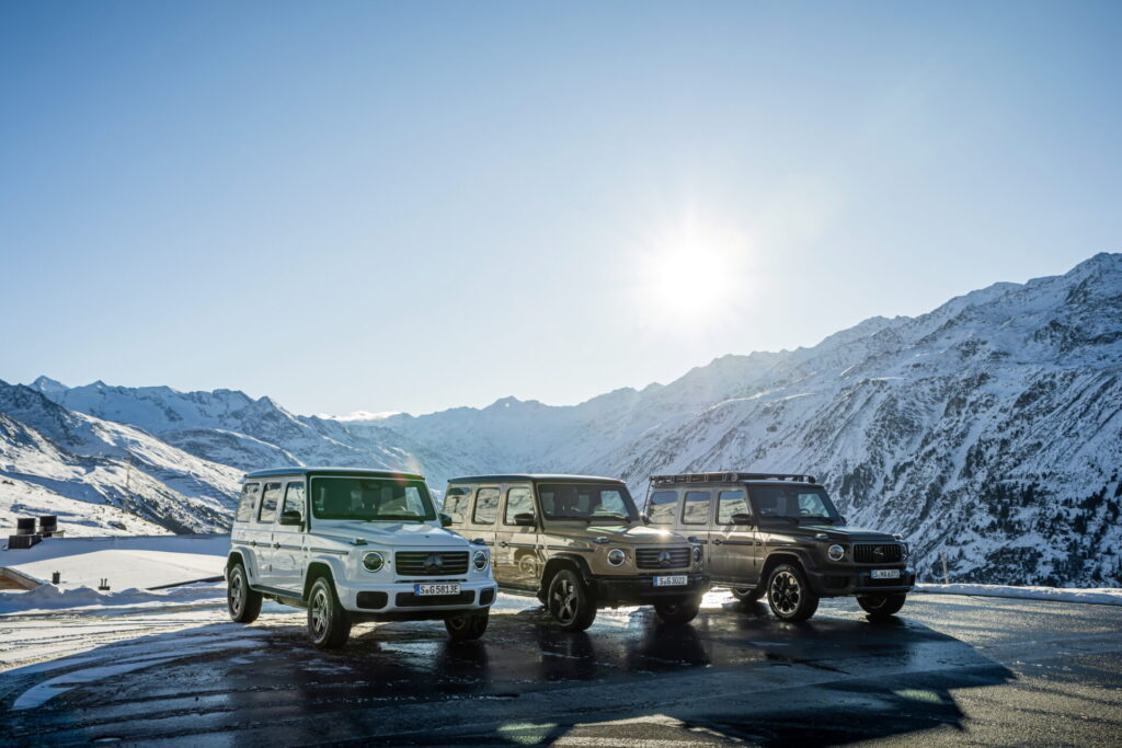 (1)Mercedes-Benz G 580 mit EQ Technologie (Energieverbrauch kombiniert: 30,3–27,7 kWh/100 km, CO₂-Emissionen kombiniert: 0 g/km, CO₂-Klasse: A).Exterieurfarbe: MANUFAKTUR opalithweiß bright (885U); Interieur: nussbraun (214U), (2) Mercedes-Benz G 500 (Energieverbrauch kombiniert: 12,3–10,9 l/100 km, CO₂-Emissionen kombiniert: 281–248 g/km, CO₂-Klasse: G).Exterieurfarbe: MANUFAKTUR wüstensand uni; Interieur: MANUFAKTUR titangrau pearl / schwarz, (3) Mercedes-AMG G 63, Energieverbrauch kombiniert: 15,7‒14,7 l/100 km, CO₂-Emissionen kombiniert: 358‒335 g/km, CO₂-Klasse: G; Farbe: MANUFAKTUR dunkeloliv magno (164U) Interieur: MANUFAKTUR Polster Leder Nappa zweifarbig catalanabeige / schwarz (955A);Mercedes-Benz G 580 mit EQ Technologie (Energieverbrauch kombiniert: 30,3–27,7 kWh/100 km, CO₂-Emissionen kombiniert: 0 g/km, CO₂-Klasse: A)*; Mercedes-Benz G 500 (Energieverbrauch kombiniert: 12,3–10,9 l/100 km, CO₂-Emissionen kombiniert: 281–248 g/km, CO₂-Klasse: G)*; Mercedes-AMG G 63, Energieverbrauch kombiniert: 15,7‒14,7 l/100 km, CO₂-Emissionen kombiniert: 358‒335 g/km, CO₂-Klasse: G*

(1)Mercedes-Benz G 580 with EQ Technology (Energy consumption combined: 30.3–27.7 kWh/100 km, CO₂ emissions combined: 0 g/km, CO₂ class: A).Exterior colour: MANUFAKTUR opalite white brught (885U); Interior: tonka brown (214U), (2)Mercedes-Benz G 500 (Fuel consumption combined: 12.3–10.9 l/100 km, CO₂ emissions combined: 281–248 g/km, CO₂ class: G). Exterior colour: MANUFAKTUR desert sand non-metallic (464U)Interior: MANUFAKTUR titanium grey pearl / black (928A), (3)Mercedes-AMG G 63 with EQ Hybrid Technology, Fuel consumption combined: 15.7–14.7 l/100 km, CO₂ emissions combined: 358–335 g/km, CO₂ class: G; Colour: MANUFAKTUR dark olive green magno (164U); Interior: MANUFAKTUR two-tone nappa leather upholstery catalana beige / black (955A);Mercedes-Benz G 580 with EQ Technology (Energy consumption combined: 30.3–27.7 kWh