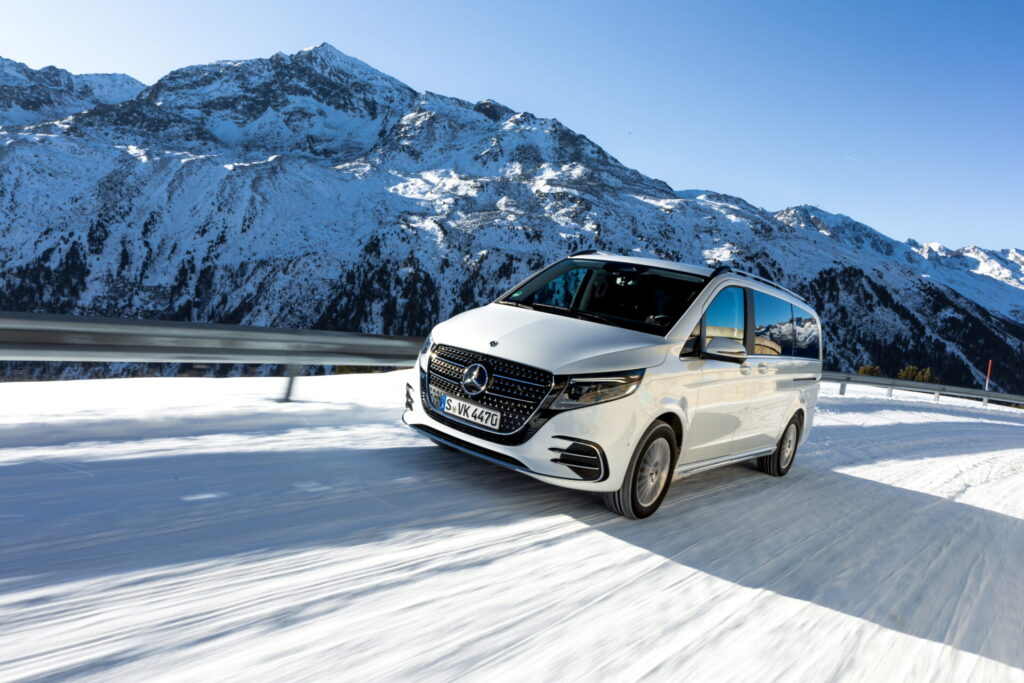 Mercedes-Benz V-Klasse – V 300 d 4MATIC (Kraftstoffverbrauch kombiniert: 7,8 – 8,7 l/100 km | CO₂-Emissionen kombiniert: 203 - 229 g/km | CO2-Klasse: G), Ausstattungslinie: AVANTGARDE AMG Line,Exterieurfarbe: Bergkristallweiß metallic, Interieur: Leder Lugano schwarz;Mercedes-Benz V-Klasse – V 300 d 4MATIC (Kraftstoffverbrauch kombiniert: 7,8 – 8,7 l/100 km | CO₂-Emissionen kombiniert: 203 - 229 g/km | CO2-Klasse: G)*

Mercedes-Benz V-Class –V 300 d 4MATIC (combined fuel consumption: 7.8 – 8.7 l/100 km, combined CO2 emissions: 203 - 229g/km | CO2 Class: G), Line: AVANTGARDE AMG Line, Exterior colour: Rock crystal white metallic,Interior: Leather Lugano black;Mercedes-Benz V-Class –V 300 d 4MATIC (combined fuel consumption: 7.8 – 8.7 l/100 km, combined CO2 emissions: 203 - 229g/km | CO2 Class: G)*