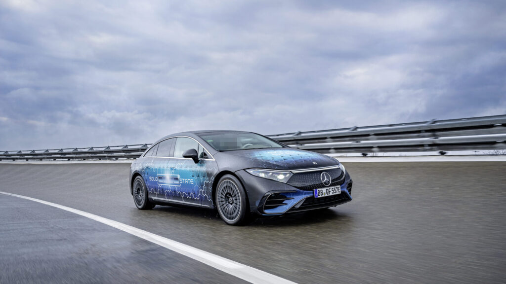 Mercedes-Benz startet Straßentests des ersten Fahrzeugs mit Festkörperbatterie 

Mercedes-Benz starts road testing first solid-state-battery vehicle