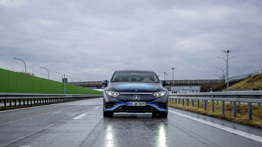 Mercedes-Benz startet Straßentests des ersten Fahrzeugs mit Festkörperbatterie 

Mercedes-Benz starts road testing first solid-state-battery vehicle