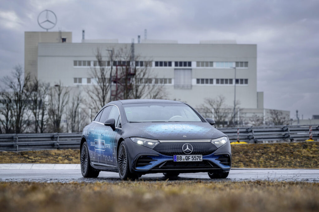 Mercedes-Benz startet Straßentests des ersten Fahrzeugs mit Festkörperbatterie 

Mercedes-Benz starts road testing first solid-state-battery vehicle