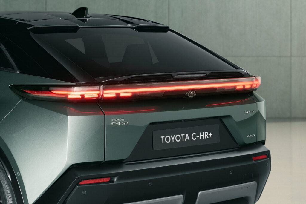 89161-2025-toyota-c-hr-exterior-04