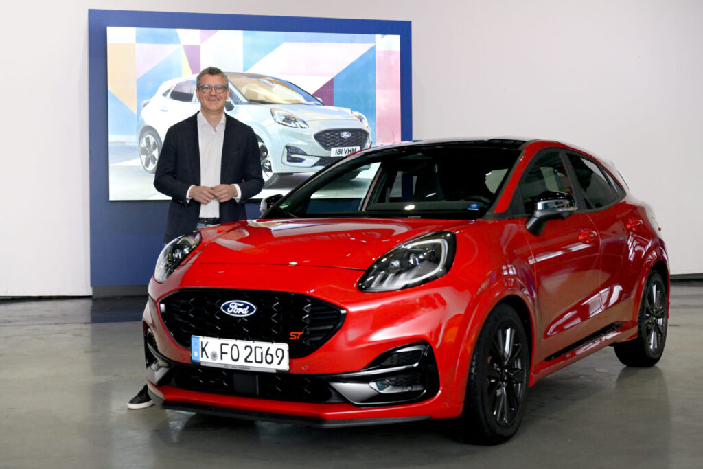 Christop Herr, Managing Director Ford Deutschland, Österreich und der Schweiz, freut sich über den "Car Loyalty Award" für den Ford Puma
Foto: Ford