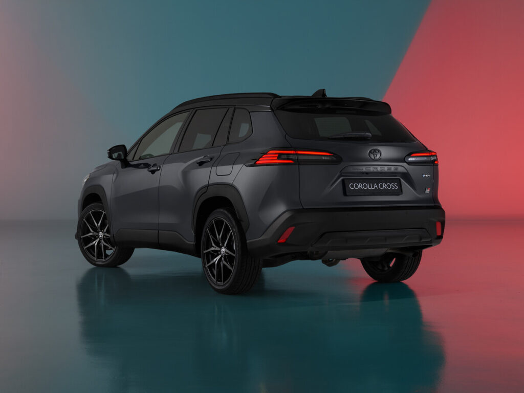 90112-2025corolla-cross-gr-sport004-web-lr