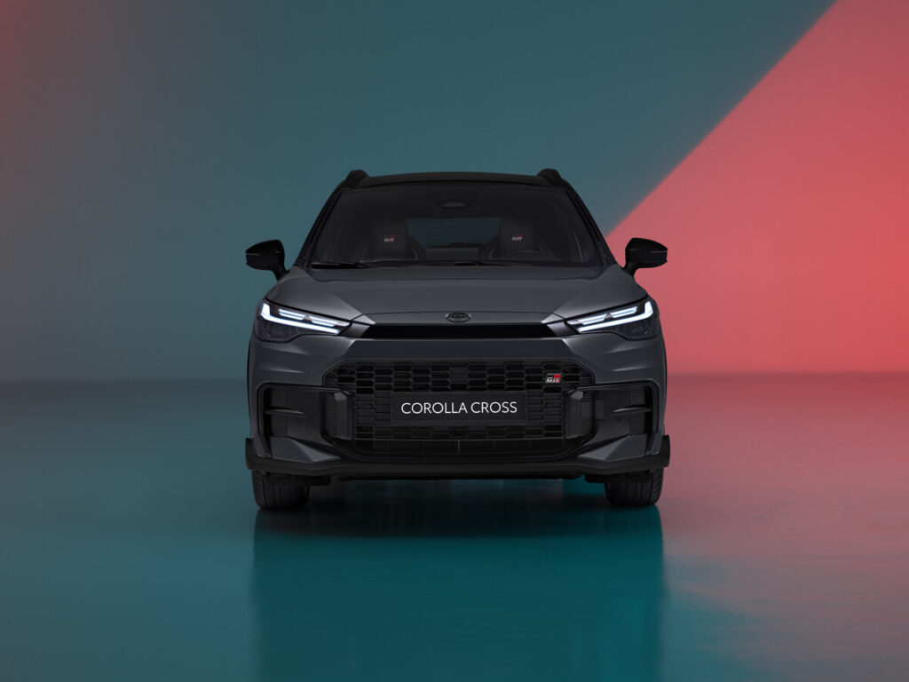 90113-2025corolla-cross-gr-sport005-web-lr