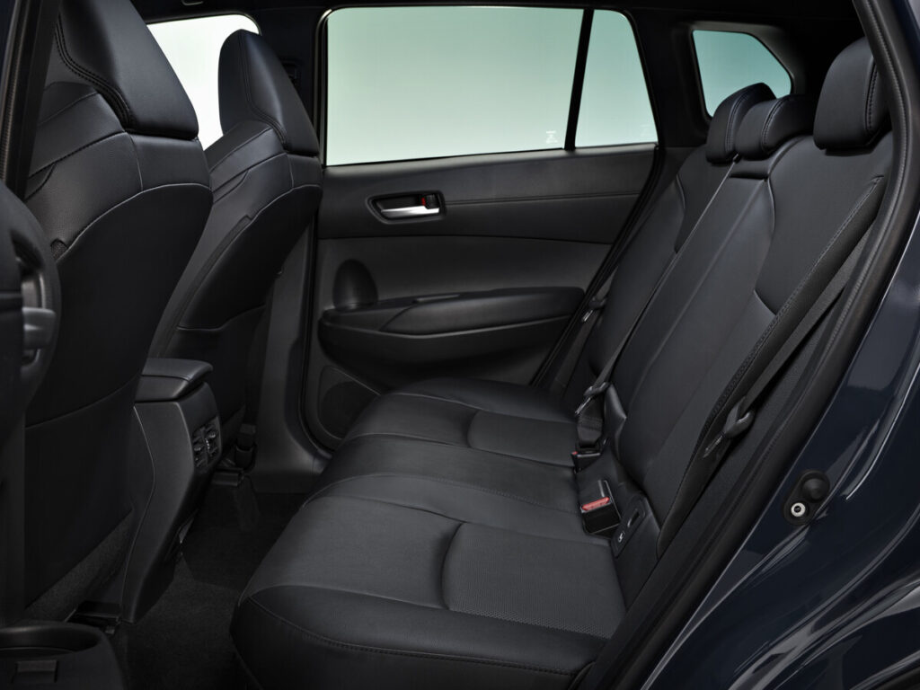 90126-2025corolla-cross-high-gradedet011-web-lr