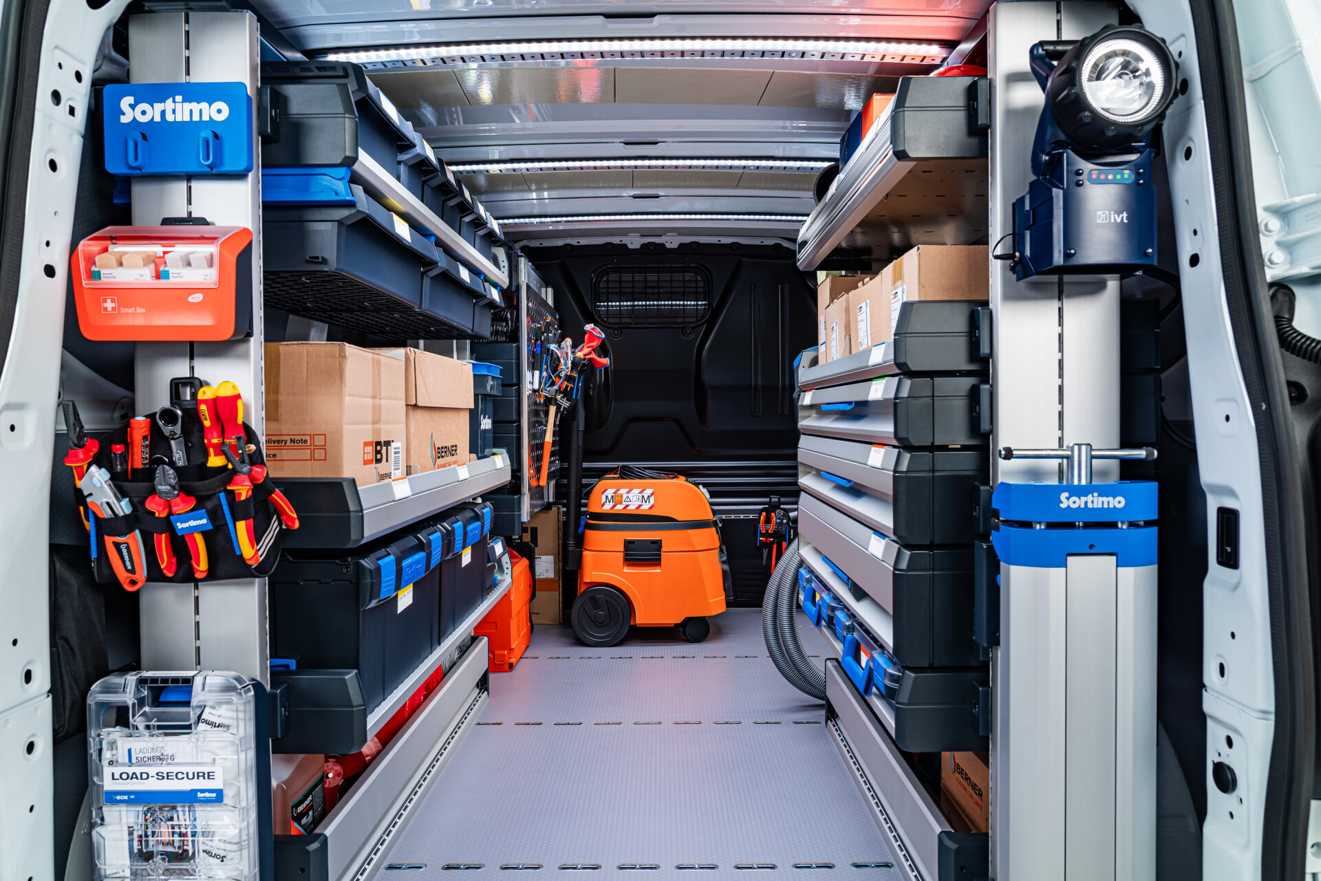 Mit dem One Click System von Sortimo wird das Nutzfahrzeug zum flexiblen Arbeitsplatz