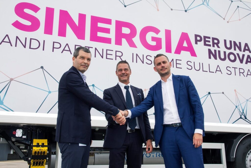 Luca Ros (LIDL Italia); Maurizio Pompei (Daimler Truck Italia); Michele Ambrogi (LC3 Trasporti)

Luca Ros (LIDL Italia); Maurizio Pompei (Daimler Truck Italia); Michele Ambrogi (LC3 Trasporti)