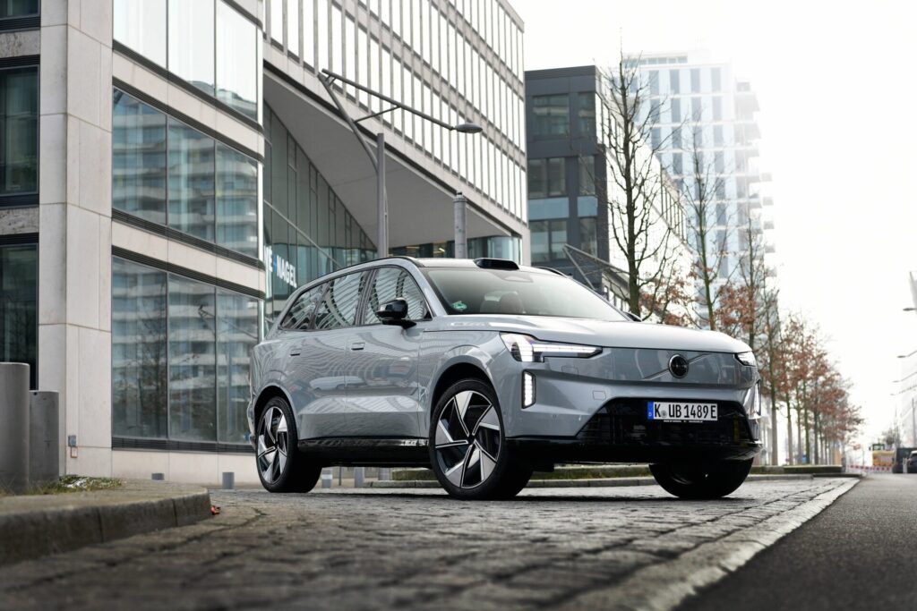 Volvo EX90, Connected Car