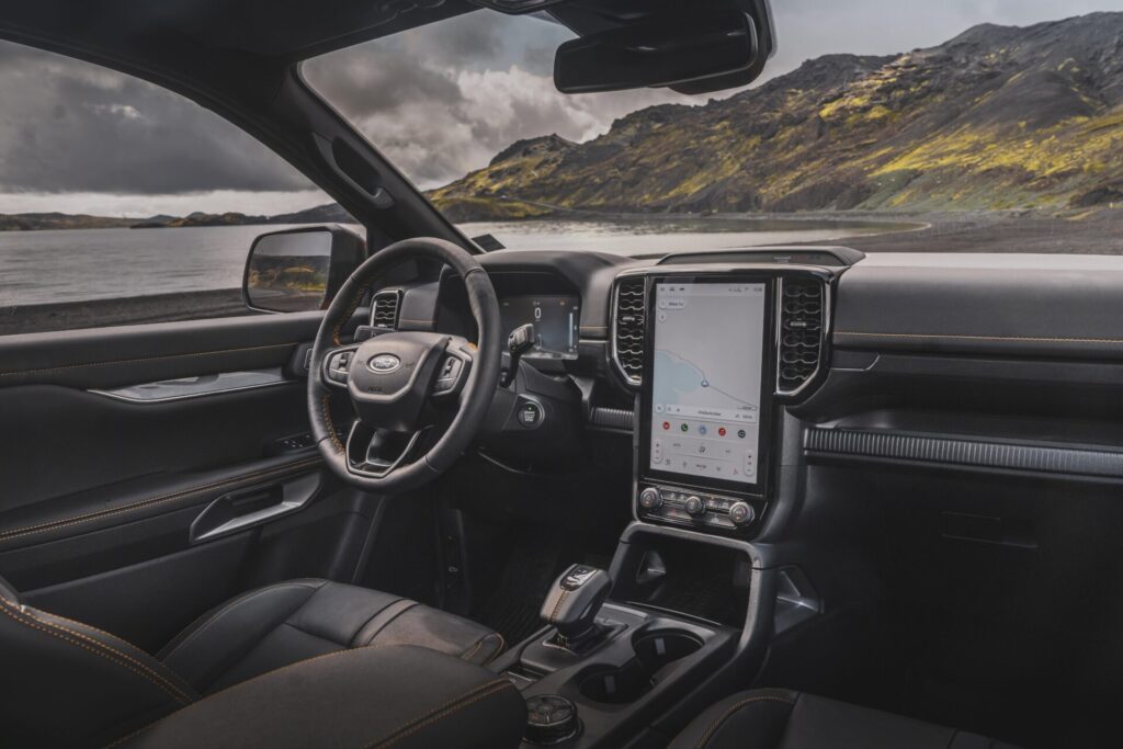 Selbstbewusster Auftritt auch im Innenraum: der neue Ford Ranger Plug-in-Hybrid in der Ausstattungsvariante Wildtrak.