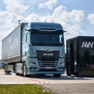 So lädt der MAN Smart Charging Cube Elektro-Lkw direkt auf der Baustelle