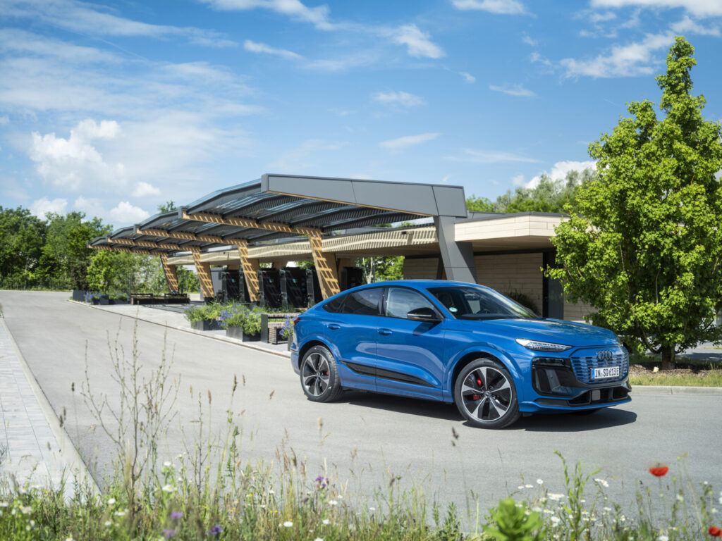 Static photo,
Colour: Ascari blue metallic