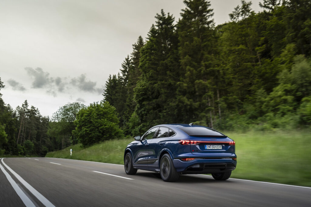 Dynamic photo,
Colour: Ascari blue metallic