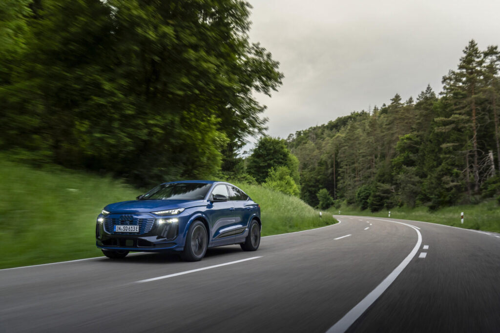 Dynamic photo,
Colour: Ascari blue metallic