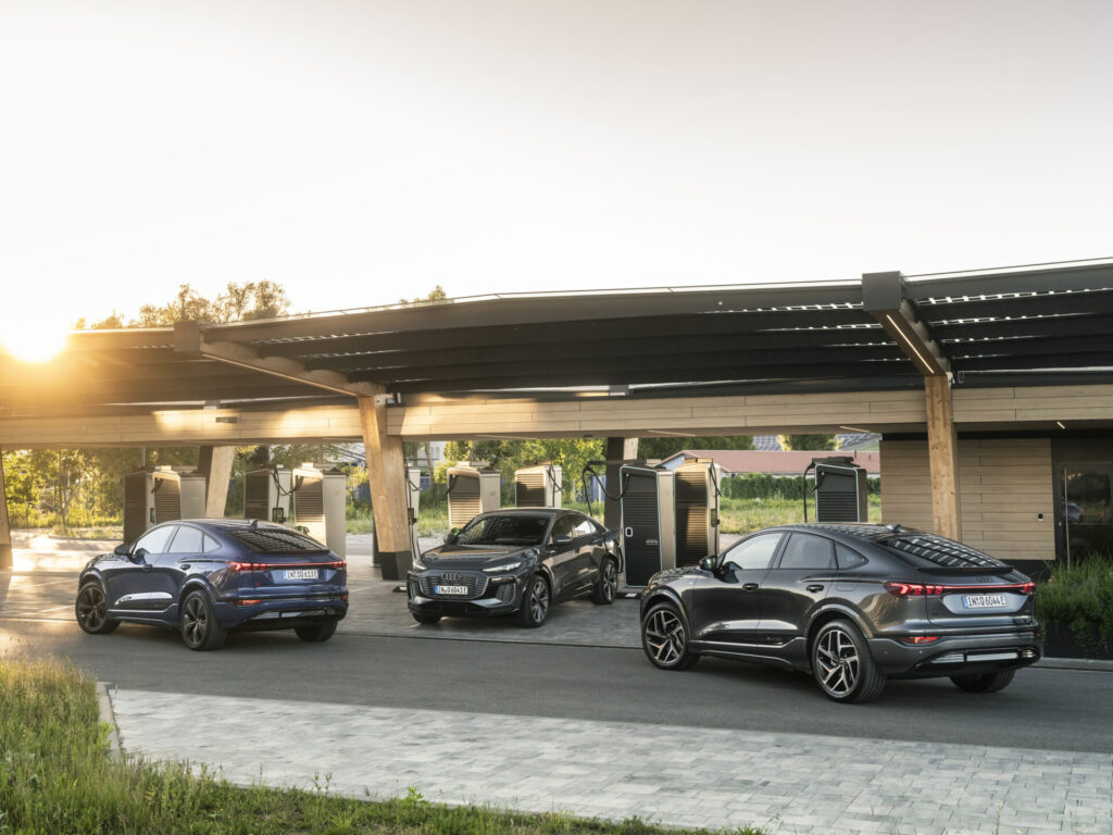Static photo,
Farbe: Ascari blue metallic, Magnet gray, Daytona gray