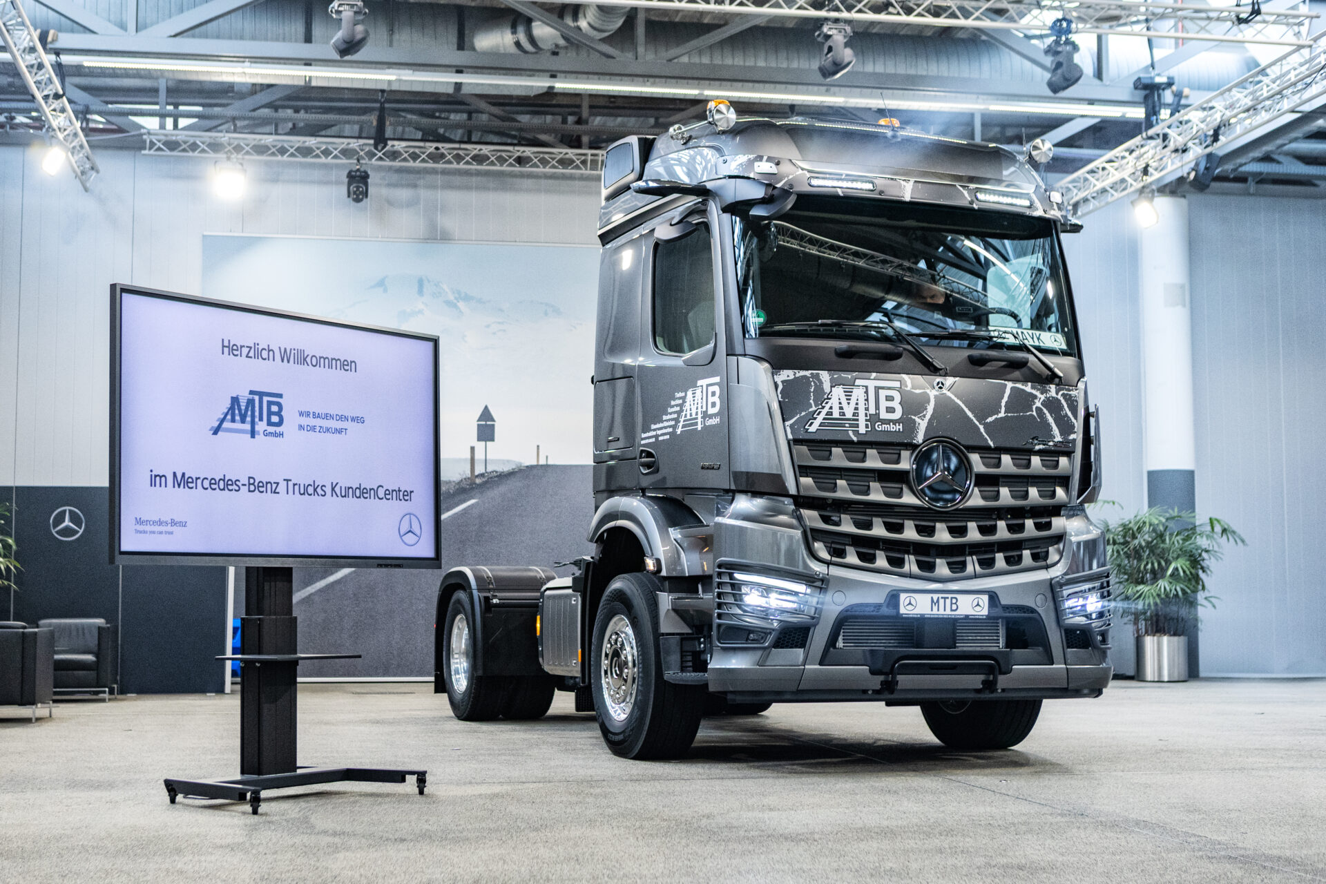 MTB GmbH erweitert Fuhrpark um exklusiven Mercedes-Benz Arocs Extent
