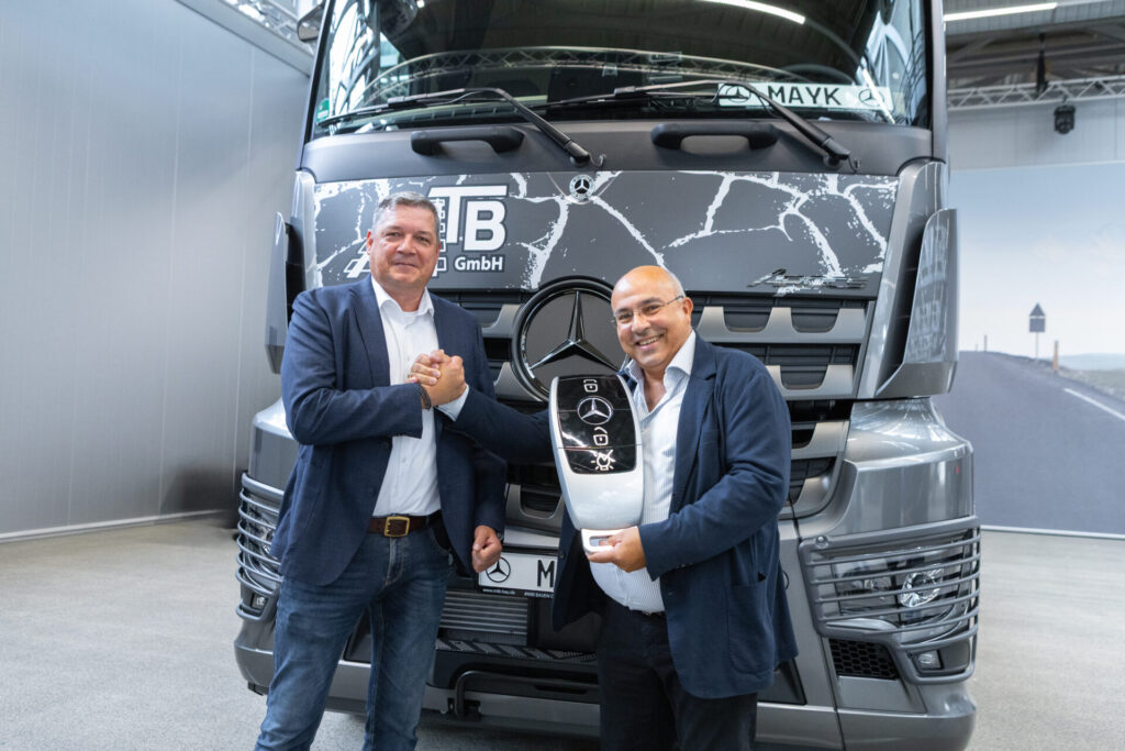 MTB GmbH,Mercedes-Benz Arocs MTB GmbH übernimmt ersten von drei exklusiven Mercedes-Benz Arocs Extent für den Baustelleneinsatz; v.l.n.r.: Martin König (Daimler Truck); Mayk Taherian (Geschäftsführer MTB GmbH)
MTB GmbH receives the first of three exclusive Mercedes-Benz Arocs Extent trucks for use on construction sites: f.l.t.r.: Martin König (Daimler Truck); Mayk Taherian (CEO MTB GmbH)