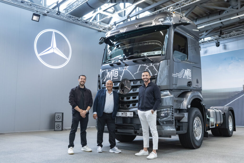 MTB GmbH,Mercedes-Benz Arocs MTB GmbH übernimmt ersten von drei exklusiven Mercedes-Benz Arocs Extent für den Baustelleneinsatz; v.l.n.r.: Armin Taherian (CEO / Bauleitung MTB GmbH); Mayk Taherian (CEO MTB GmbH); Silas Taherian (CFO MTB GmbH)
MTB GmbH receives the first of three exclusive Mercedes-Benz Arocs Extent trucks for use on construction sites: f.l.t.r.:  Armin Taherian (CEO / construction manager MTB GmbH); Mayk Taherian (CEO MTB GmbH); Silas Taherian (CFO MTB GmbH)